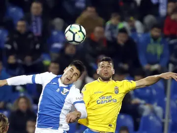 Rubén Pérez cabecea un balón ante el argentino Jonathan Calleri Rubén Pérez cabecea un balón ante el argentino Jonathan Calleri