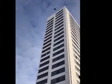 Momento del salto desde el edificio en Estocolmo Momento del salto desde el edificio en Estocolmo