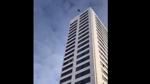 Momento del salto desde el edificio en Estocolmo Momento del salto desde el edificio en Estocolmo