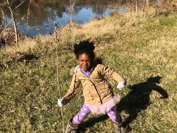 La niña que escuchó el asesinato de su madre y su hermano La niña que escuchó el asesinato de su madre y su hermano