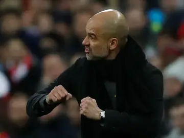 Guardiola da indicaciones a sus jugadores Guardiola da indicaciones a sus jugadores