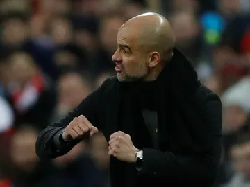 Guardiola da indicaciones a sus jugadores Guardiola da indicaciones a sus jugadores