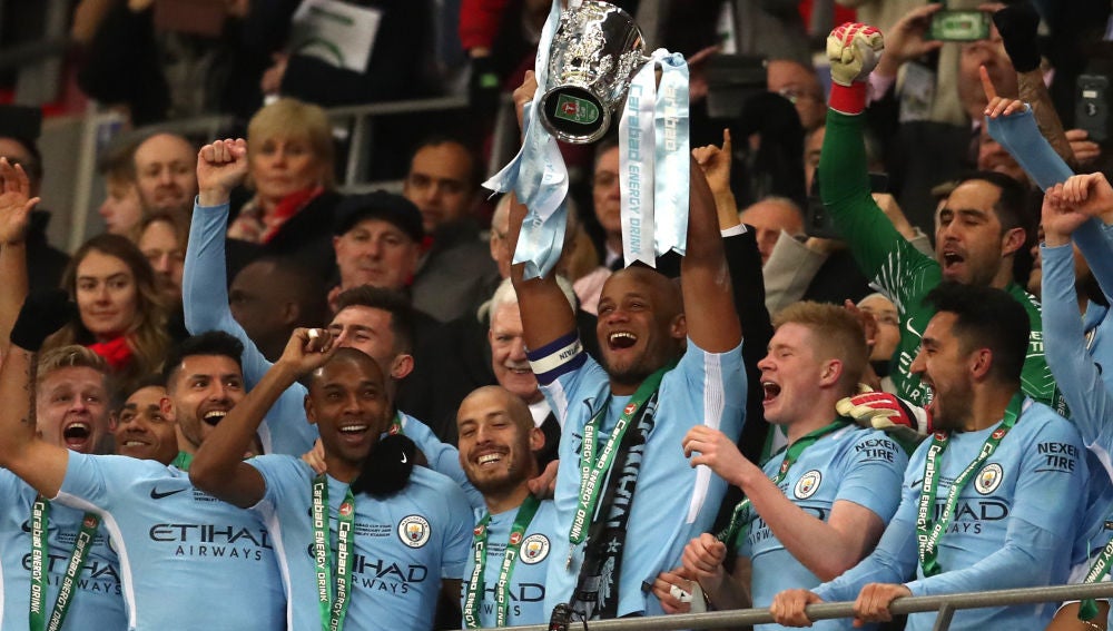 Kompany levanta el trofeo de la Copa de la Liga en Wembley