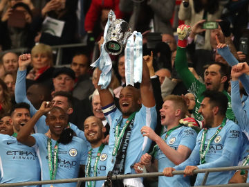 Kompany levanta el trofeo de la Copa de la Liga en Wembley