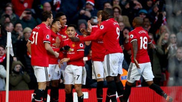 Lingard celebra su gol con sus compa&ntilde;eros en Old Trafford