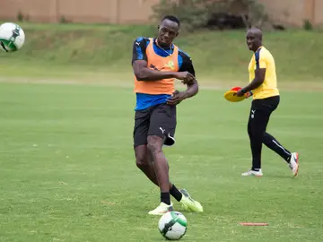 Usain Bolt jugando al fútbol Usain Bolt jugando al fútbol