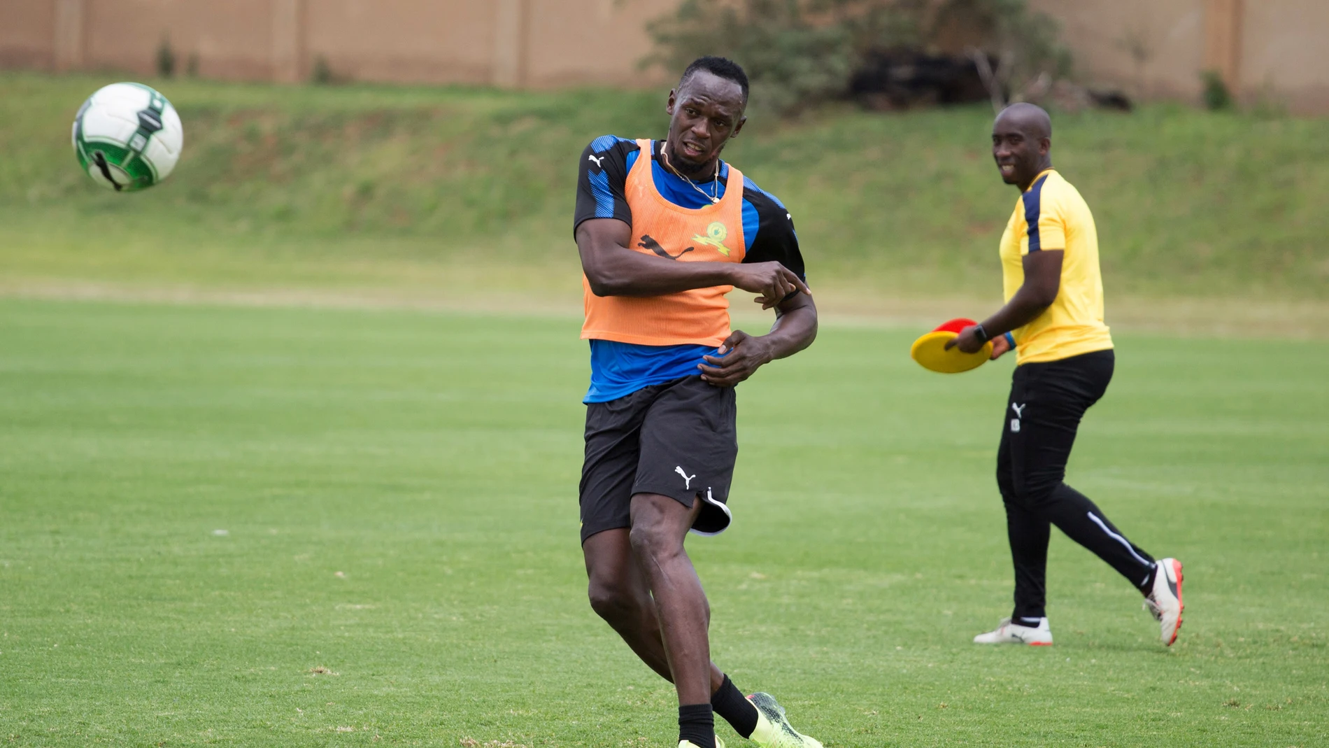 Usain Bolt jugando al fútbol Usain Bolt jugando al fútbol