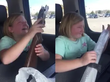 Una niña se emociona al recibir su primera escopeta Una niña se emociona al recibir su primera escopeta