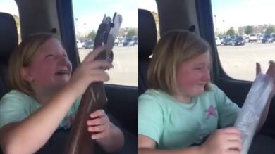 Una niña de diez años no puede evitar llorar de alegría al descubrir que sus padres le han regalado una escopeta