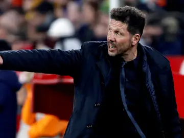 Simeone da indicaciones en la banda Simeone da indicaciones en la banda