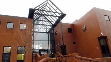 Un hombre se corta el cuello en pleno juicio al ser declarado culpable de abusar sexualmente de su hija en Reino Unido
