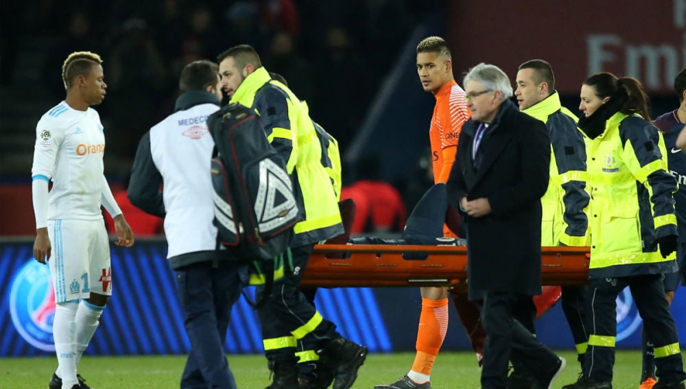 Neymar se retira en camilla