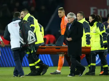 Neymar se retira en camilla Neymar se retira en camilla