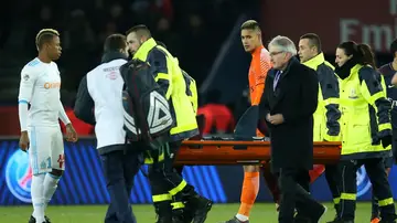Neymar se retira en camilla Neymar se retira en camilla
