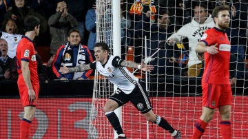 Santi Mina celebra un gol ante la Real Sociedad