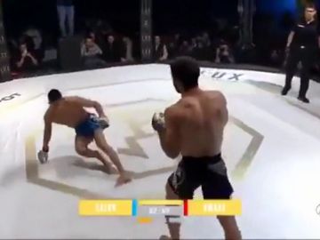 Un luchador se rompe la tibia y el peroné tras dar una patada a su rival