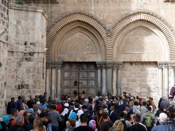 Visitantes esperan a la entrada del Santo Sepulcro, cerrando en Jerusalén