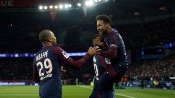 Mbappé, Neymar y Kurzawa celebran un gol ante el Olympique de Marsella