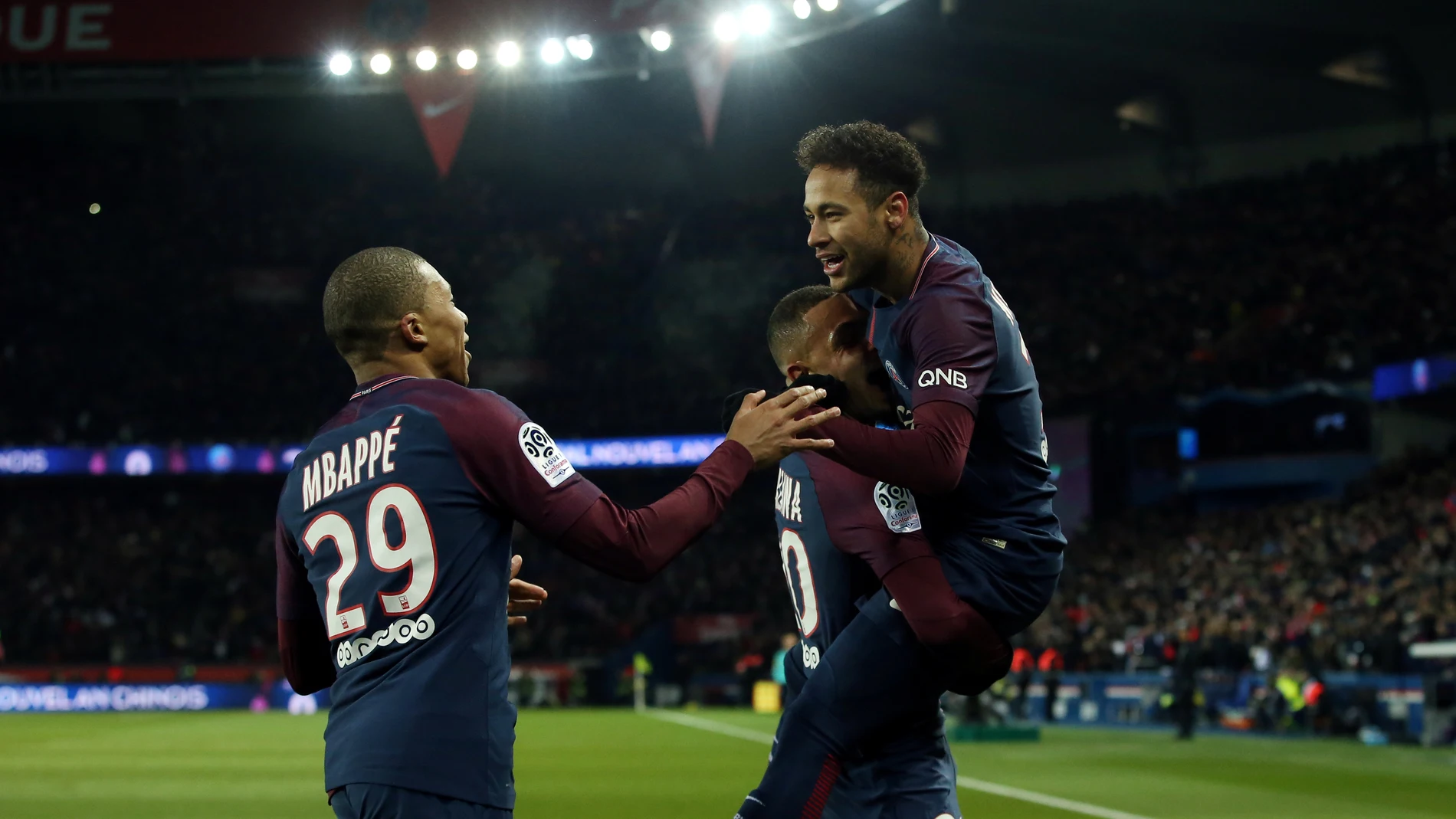 Mbappé, Neymar y Kurzawa celebran un gol ante el Olympique de Marsella Mbappé, Neymar y Kurzawa celebran un gol ante el Olympique de Marsella