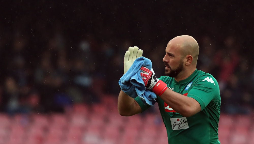 Pepe Reina, en un partido con el Nápoles