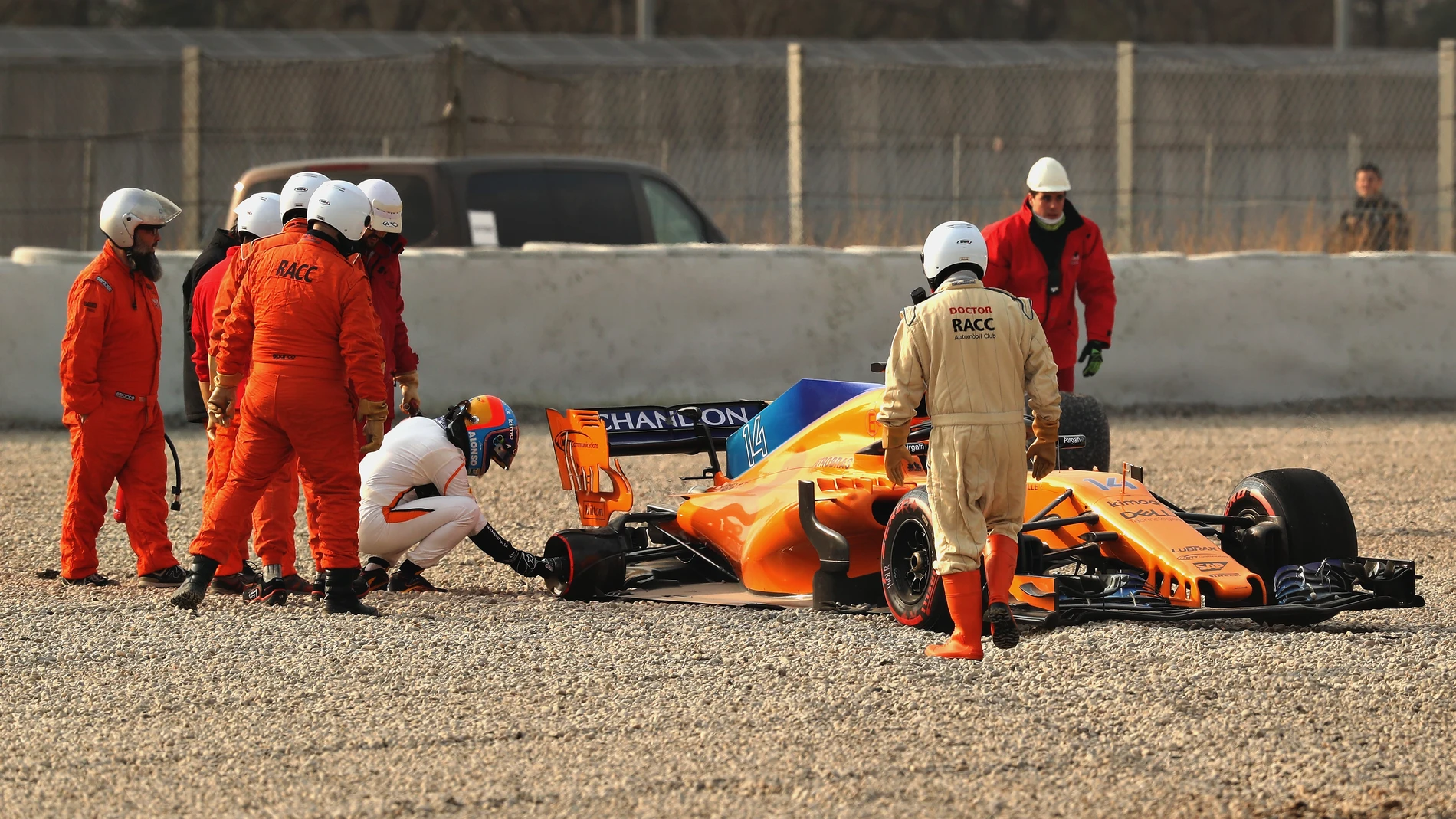 Fernando Alonso observa su McLaren tras el accidente en Montmeló