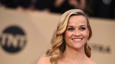 Vídeo: ¡No dejes que la gente te pisotee! Reese Witherspoon limpia su estrella en el Paseo de la Fama