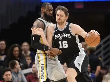 Pau Gasol, defendido por LeBron James Pau Gasol, defendido por LeBron James