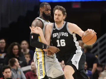Pau Gasol, defendido por LeBron James Pau Gasol, defendido por LeBron James