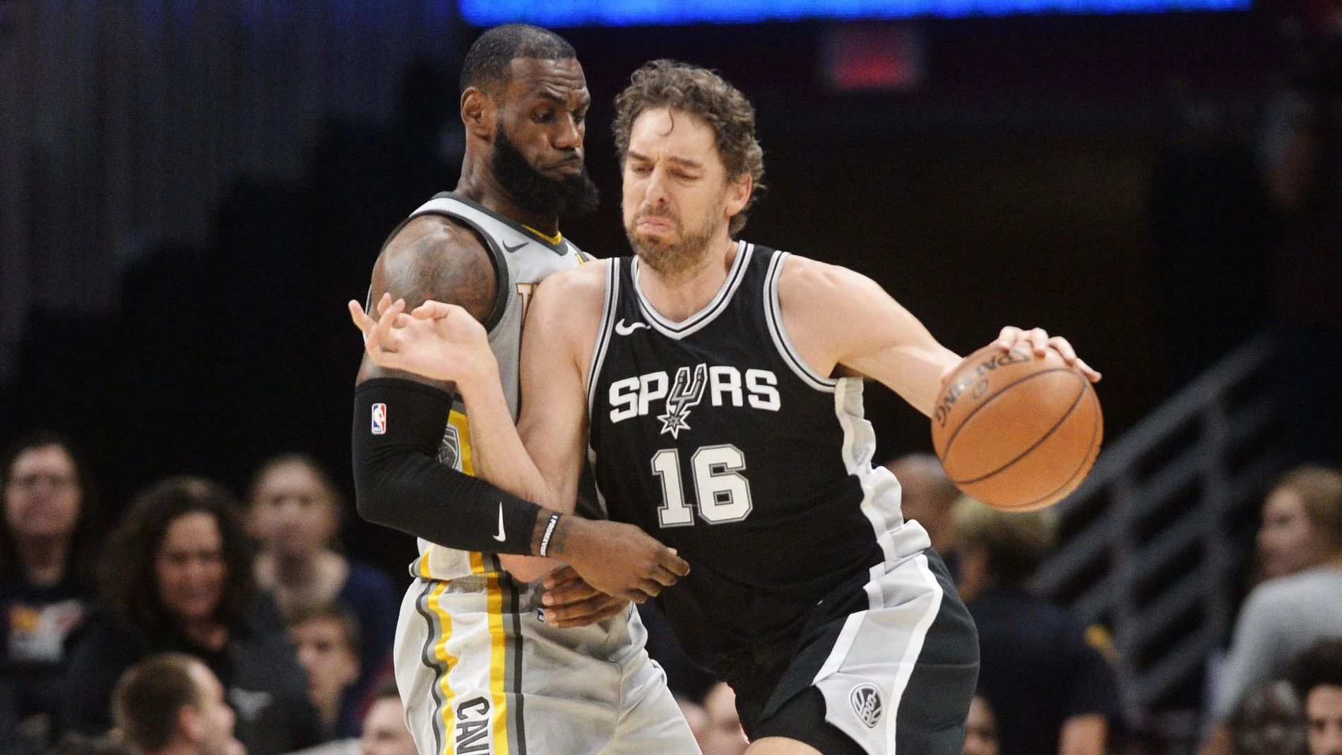 Pau Gasol, defendido por LeBron James Pau Gasol, defendido por LeBron James