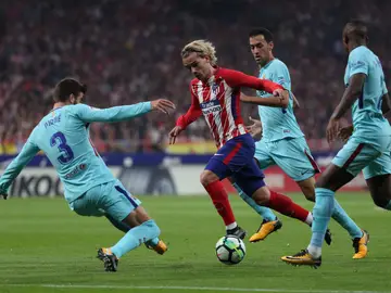 Griezmann intenta avanzar ante la defensa del Barcelona Griezmann intenta avanzar ante la defensa del Barcelona