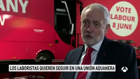 Corbyn marca distancias con May y reclama la permanencia en la unión aduanera tras el 'Brexit' Corbyn marca distancias con May y reclama la permanencia en la unión aduanera tras el 'Brexit'