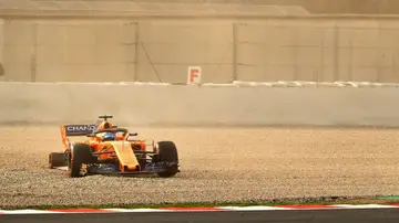 Momento en el que Fernando Alonso se sale de pista, sin su rueda trasera derecha
