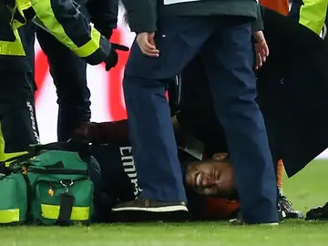 Neymar se duele en el suelo Neymar se duele en el suelo