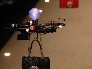 Bolsos llevados con drones en Milán