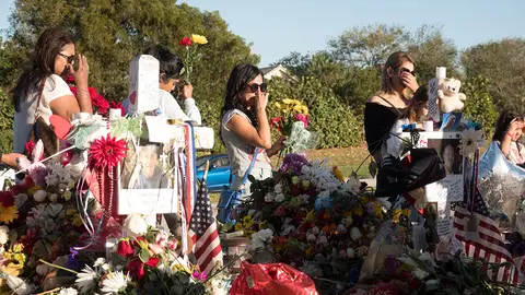 Alumnos y padres recuerdan a las víctimas del tiroteo Alumnos y padres recuerdan a las víctimas del tiroteo