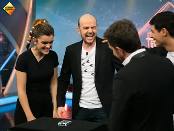 Amaia, después del truco de magia de Jandro en 'El Hormiguero 3.0': "A mí con estas cosas me lloran los ojos, me da miedo" Amaia, después del truco de magia de Jandro en 'El Hormiguero 3.0': "A mí con estas cosas me lloran los ojos, me da miedo"