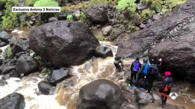 Trasladan al puerto a los ocho turistas que quedaron atrapados en una playa de Tenerife tras el paso de la borrasca