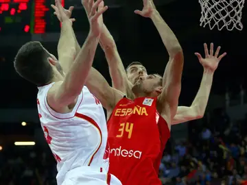Pablo Aguilar y Fran Vázquez intentan taponar una acción de Montenegro Pablo Aguilar y Fran Vázquez intentan taponar una acción de Montenegro