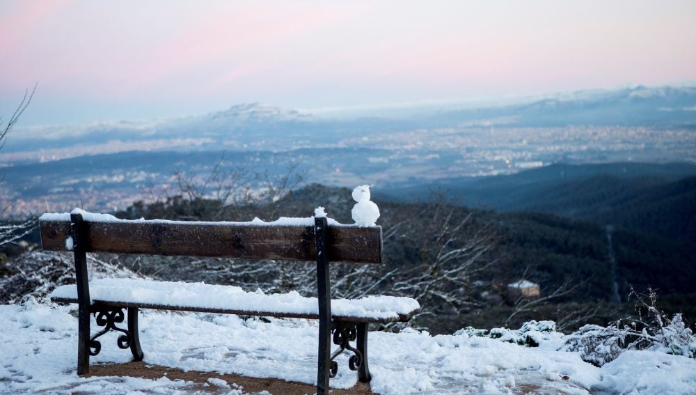 Un banco lleno de nieve