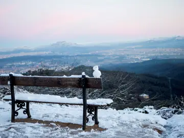 Un banco lleno de nieve Un banco lleno de nieve