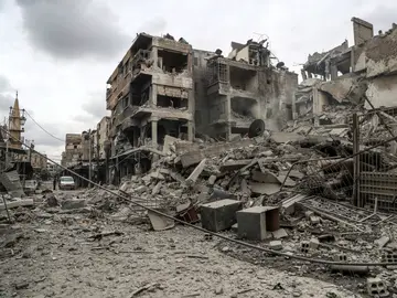 Vista de la calle y edificios en ruinas después de varios bombardeos, en Duma, feudo rebelde de Guta Oriental Vista de la calle y edificios en ruinas después de varios bombardeos, en Duma, feudo rebelde de Guta Oriental