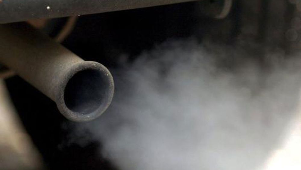 Un tubo de escapa echando humo