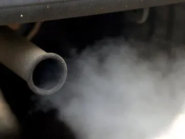 Un tubo de escapa echando humo Un tubo de escapa echando humo