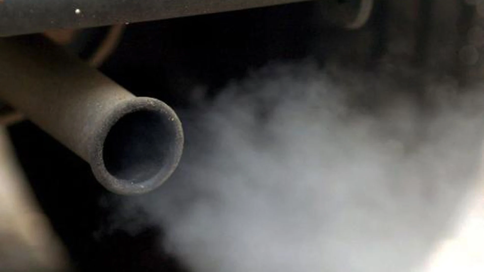 Un tubo de escapa echando humo Un tubo de escapa echando humo