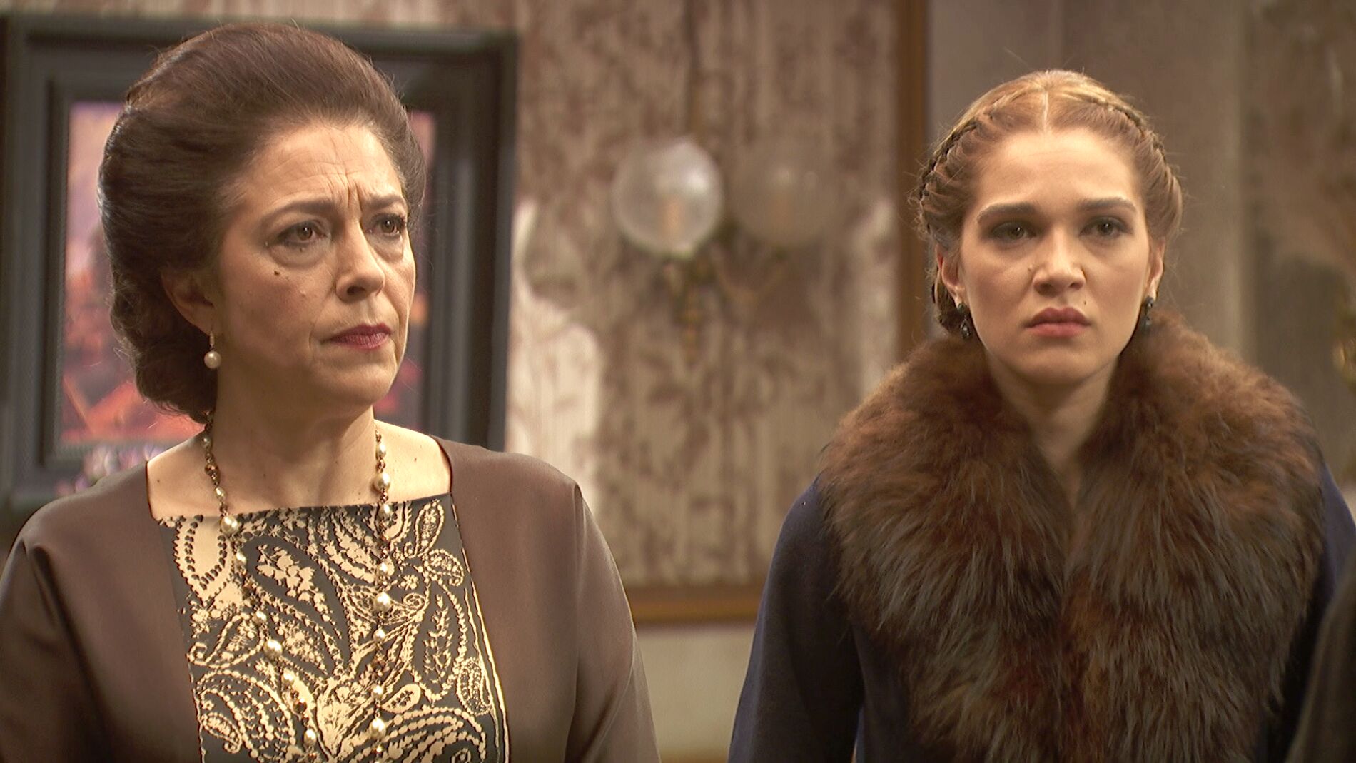 Los jornaleros irrumpen en La Casona en busca de respuestas