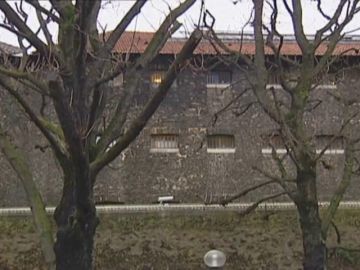 Francia traslada a dos presos de ETA a una prisión próxima al País Vasco
