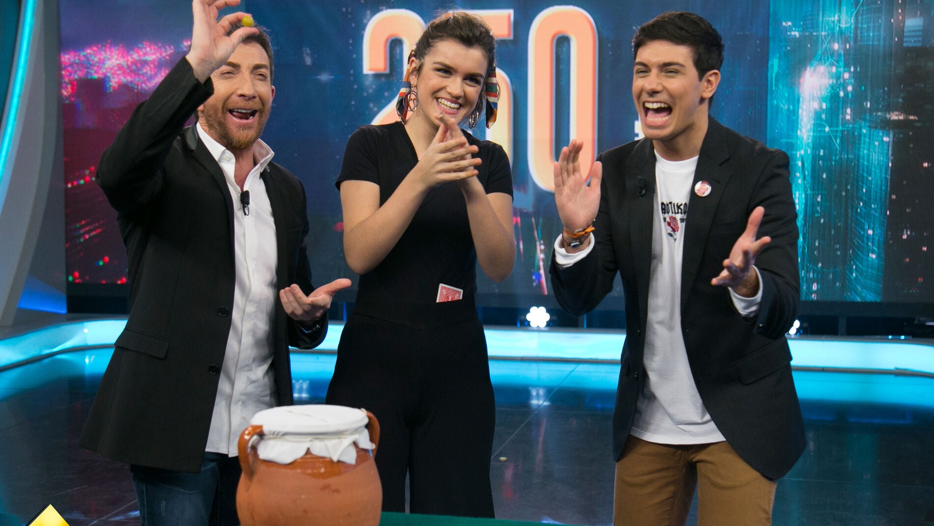 Amaia y Alfred regalan 450 euros a una persona del p&uacute;blico de 'El Hormiguero 3.0'