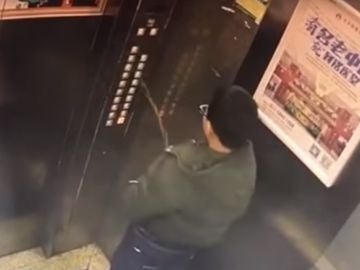 El joven orinando en el ascensor