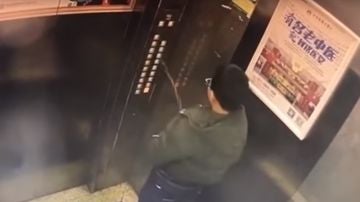 El joven orinando en el ascensor