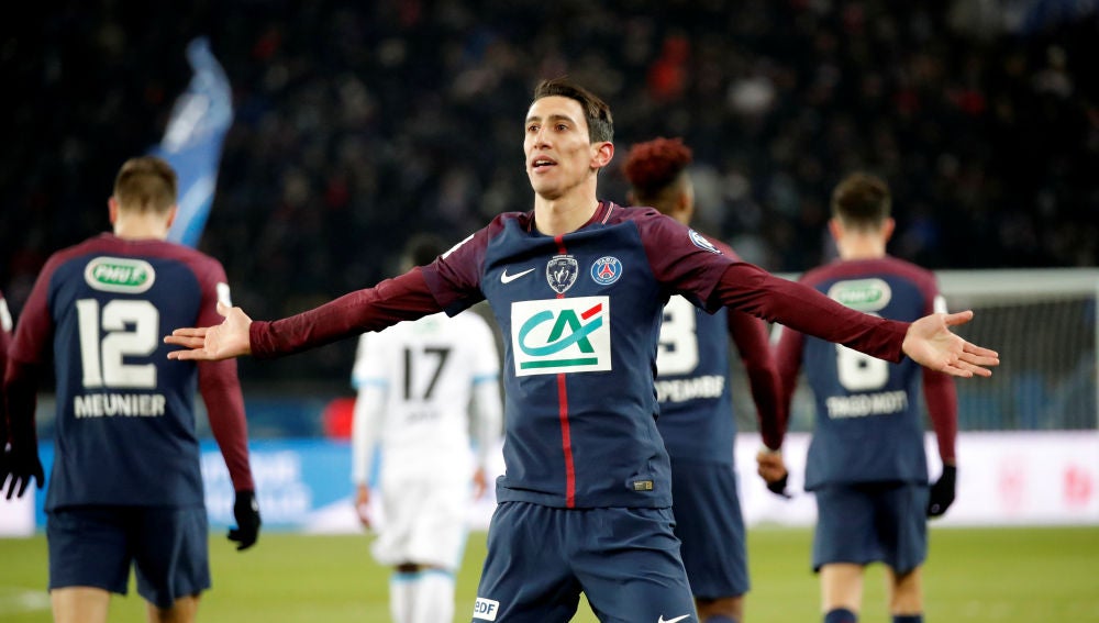 Di María celebra con la grada uno de sus goles con el PSG